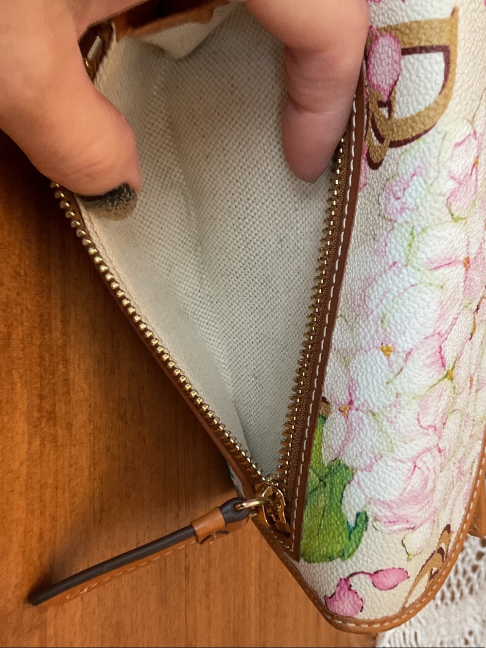 Dooney & Bourke Cream Hydrangea Large Sac - Picture 16 of 16